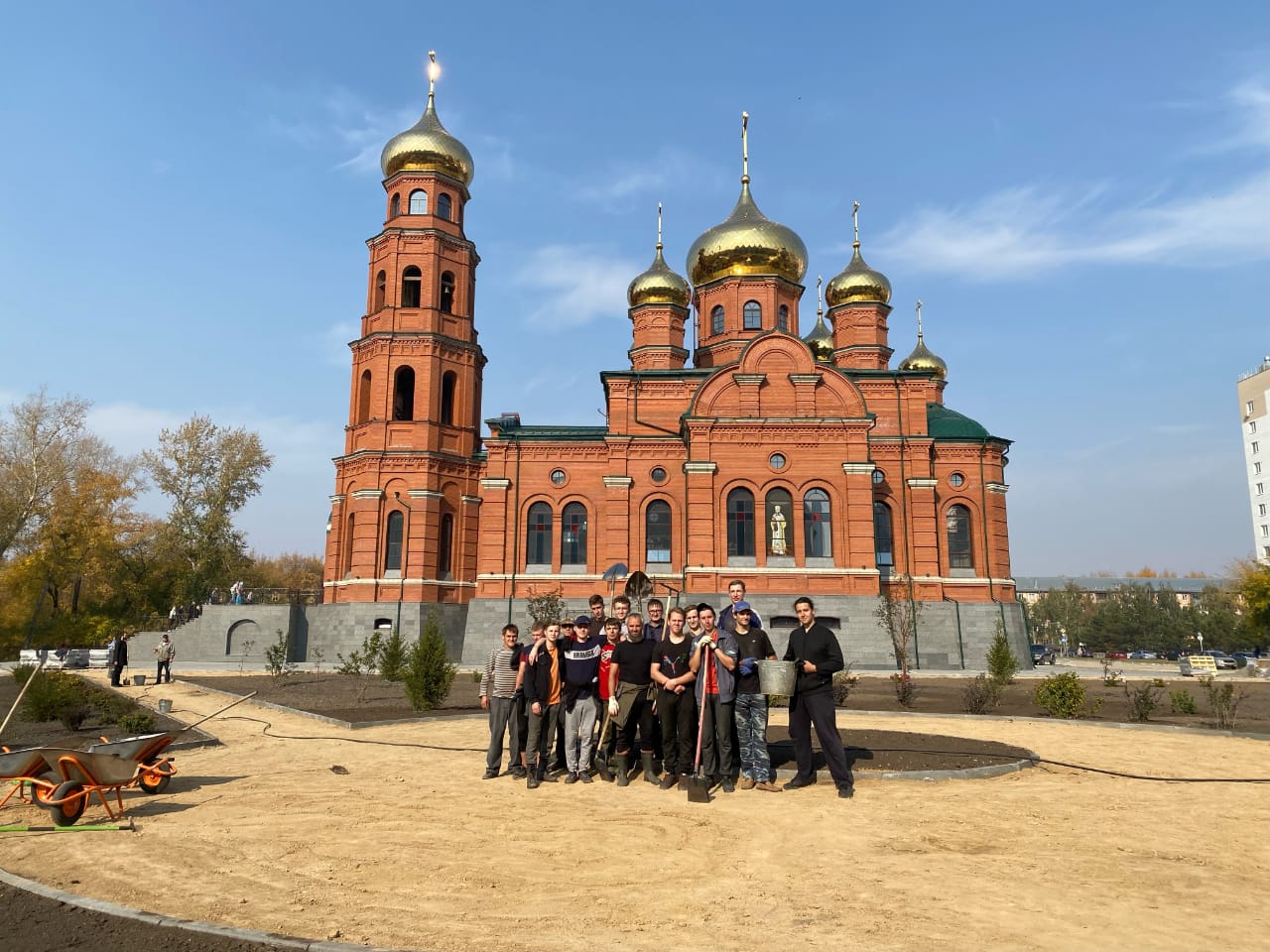 Студенты Барнаульской духовной семинарии помогали в благоустройстве территории Александро-Невского собора г. Барнаула.