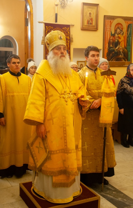 Архипастырь совершил воскресное богослужение в Иверском храме Барнаульской духовной семинарии