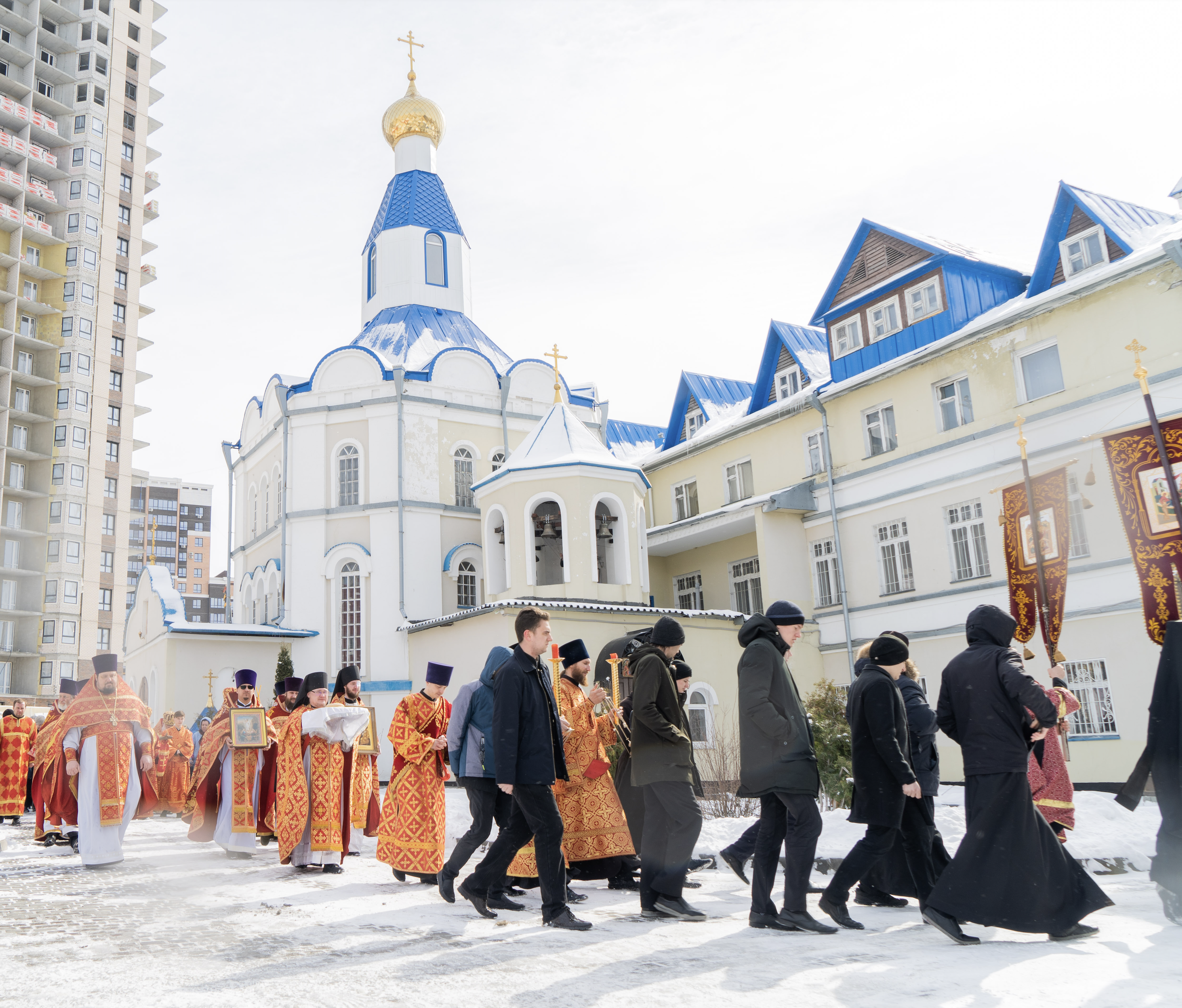 В третий день Пасхи митрополит Сергий возглавил торжественное богослужение в Иверском храме Барнаульской духовной семинарии