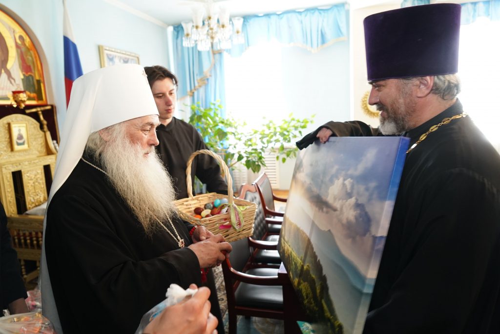 Ректор Барнаульской духовной семинарии поздравил с праздником Пасхи преподавателей и студентов духовной школы