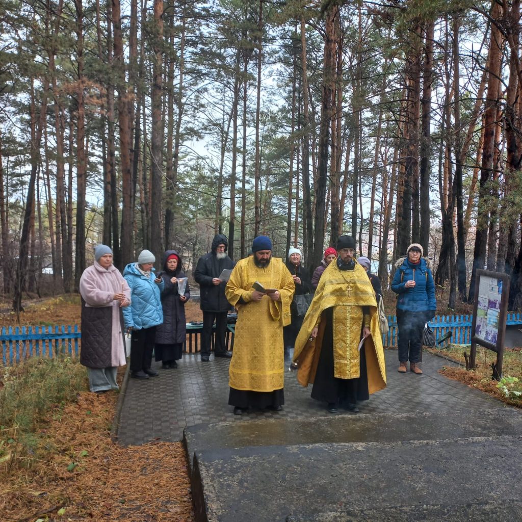 Преподаватель семинарии совершил панихиду у камня скорби о всех невинно убиенных за веру Христову